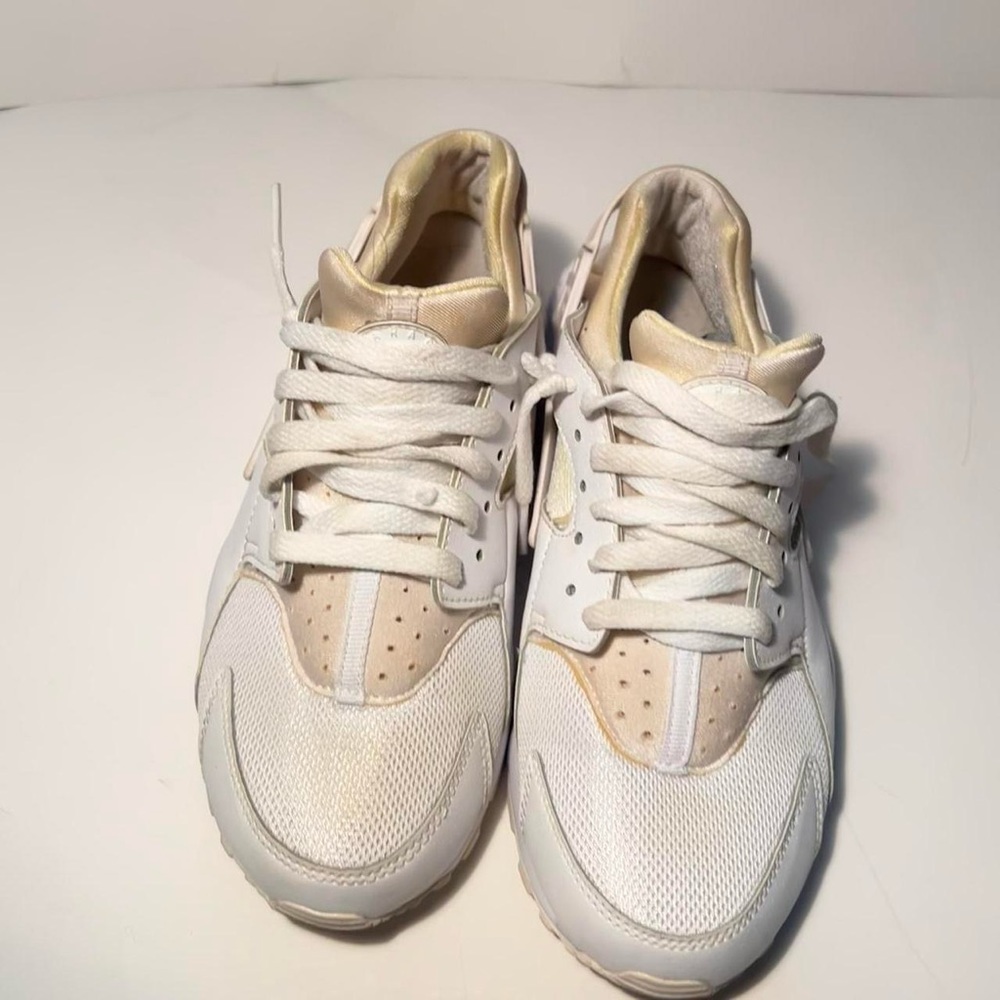 Nike white Huarache Run Size 7Y